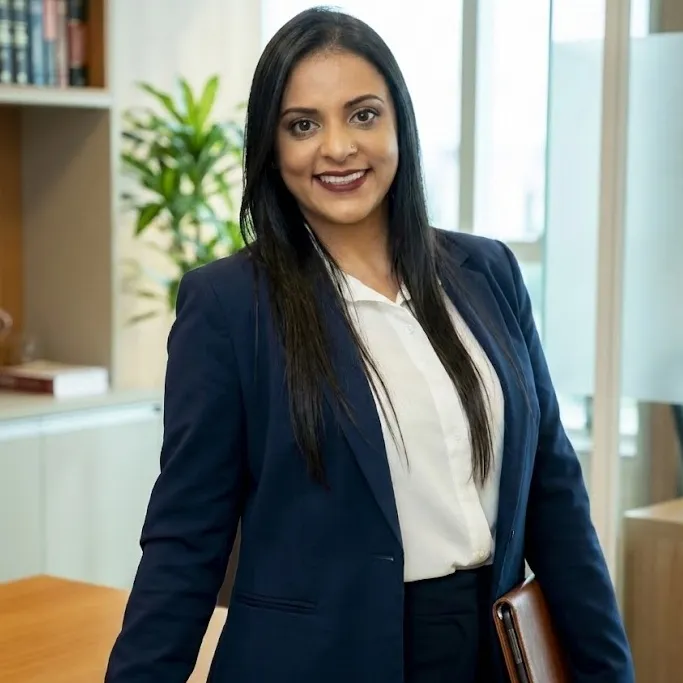 Advogada Especialista em Direito Tributário atendendo cliente